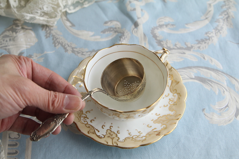 リボンレリーフのティーストレーナー　フランス　L.Gestin　アンティークストリュフ