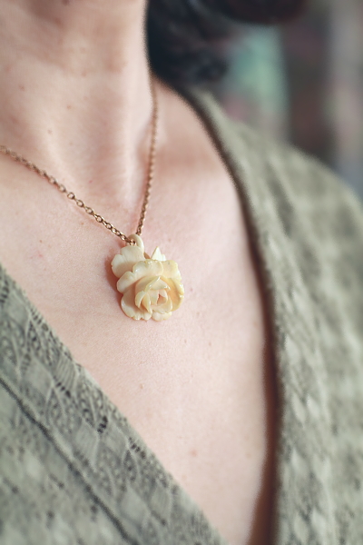 アイボリーローズペンダントネックレス　ヨーロッパ　アンティークストリュフ