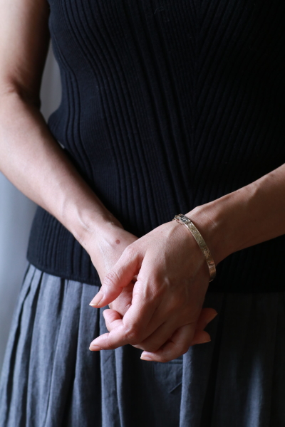 アラベスクのエングレービングブレスレット　バングル　ゴールドプレート　イギリス　アンティークストリュフ