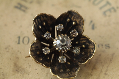 ペーストの花のブローチ　ヨーロッパ　アンティークストリュフ