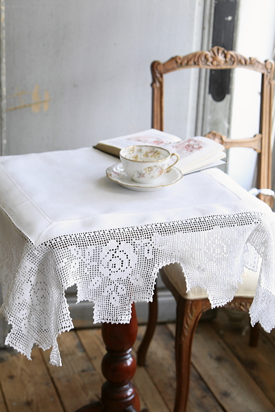 薔薇のクロッシェのスモールテーブルクロス　イギリス　アンティークストリュフ 20250724