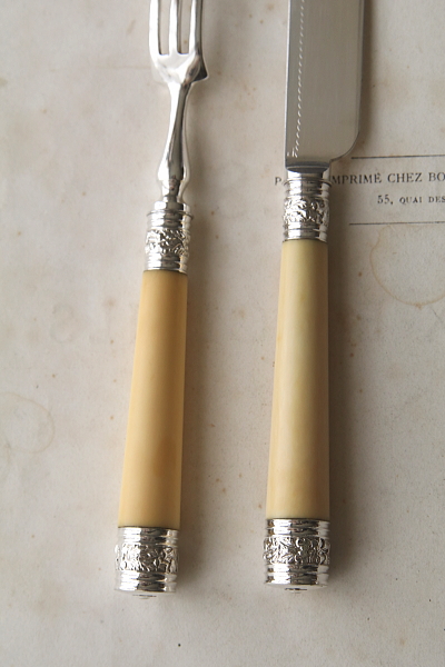 エングレービングのデザートナイフアンドフォーク　アイボリーハンドル　象牙　イギリス アンティークストリュフ