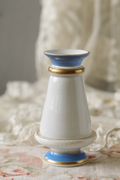 ミルクガラスのフラワーベース　マリー・アントワネット　フランス　アンティークストリュフ