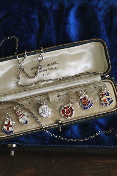 紋章のエナメルシルバーチャーム　イギリス　アンティークストリュフ 2026020312