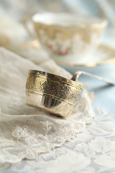 リボンレリーフのティーストレーナー　フランス　L.Gestin　アンティークストリュフ