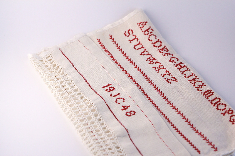 刺繍のリネンサンプラー　イギリス　アンティークストリュフ