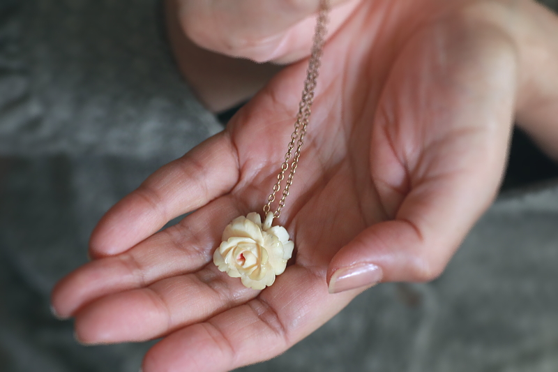 アイボリーローズペンダントネックレス　ヨーロッパ　アンティークストリュフ