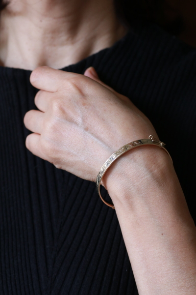 アラベスクのエングレービングブレスレット　バングル　ゴールドプレート　イギリス　アンティークストリュフ