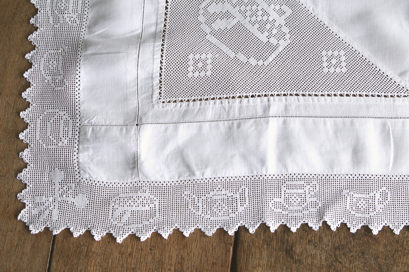 ティータイムパターン　イニシャルエンブロイダリー　リネンテーブルクロス　イギリス　アンティークストリュフ