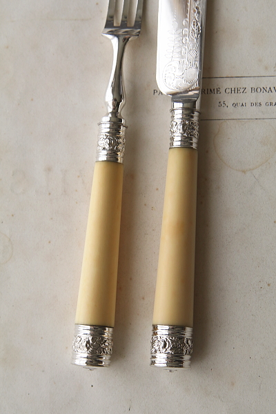 エングレービングのデザートナイフアンドフォーク　アイボリーハンドル　象牙　イギリス アンティークストリュフ