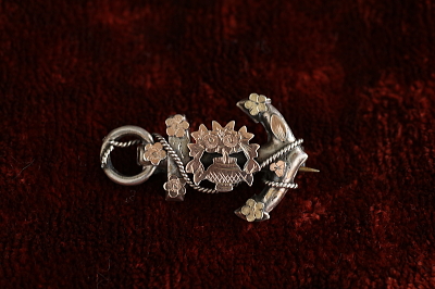 シルバー＆ゴールド　アンカーブローチ　フラワーバスケット　イギリス アンティークストリュフ