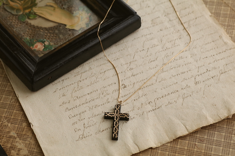 ピクウェのクロスペンダント　荊の金象嵌　イギリス アンティークストリュフ