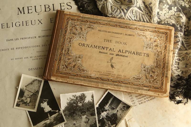 アルファベットの図案集　the book ornamental alphabets イギリス アンティークストリュフ