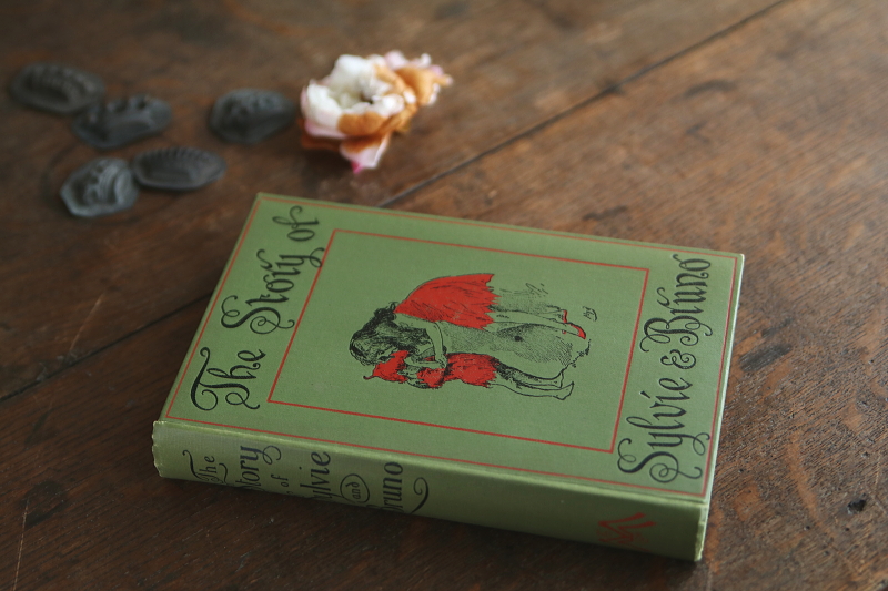 <IMG src="file:///D:/truffleHP/WADAX A&C2/image591144.jpg" width="800" height="533" border="0" alt="ルイス・キャロルの物語　シルヴィーとブルーノ　イギリス アンティークストリュフ">