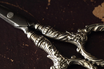 シルバーハンドルの手芸鋏　イギリス　ヴィクトリアン　アンティークストリュフ