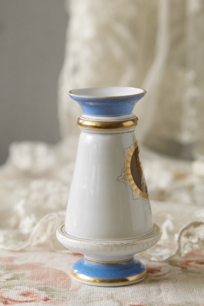 ミルクガラスのフラワーベース　マリー・アントワネット　フランス　アンティークストリュフ