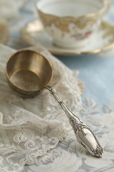 リボンレリーフのティーストレーナー　フランス　L.Gestin　アンティークストリュフ