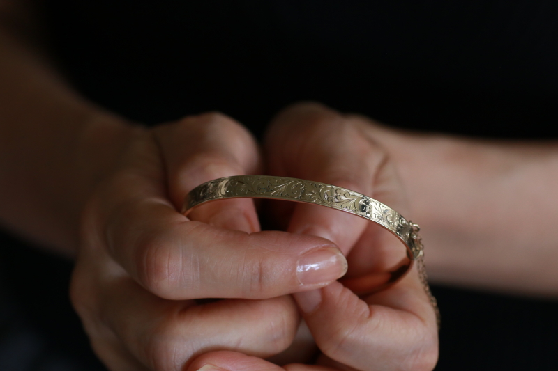 アラベスクのエングレービングブレスレット　バングル　ゴールドプレート　イギリス　アンティークストリュフ