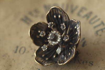 ペーストの花のブローチ　ヨーロッパ　アンティークストリュフ