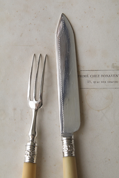 エングレービングのデザートナイフアンドフォーク　アイボリーハンドル　象牙　イギリス アンティークストリュフ