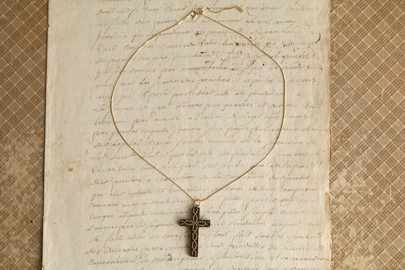 ピクウェのクロスペンダント　荊の金象嵌　イギリス アンティークストリュフ