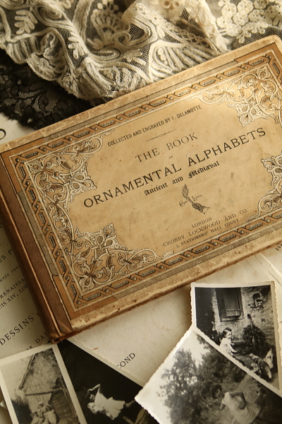 アルファベットの図案集　the book ornamental alphabets イギリス アンティークストリュフ 20251121