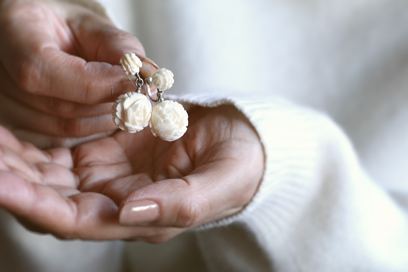 薔薇のアイボリービーズイヤリング　ヴィンテージジュエリー　アクセサリー　イギリス　　アンティークストリュフ 20251219