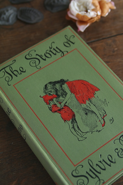 ルイス・キャロルの物語　シルヴィーとブルーノ　イギリス アンティークストリュフ 20251226