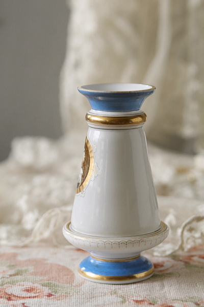 ミルクガラスのフラワーベース　マリー・アントワネット　フランス　アンティークストリュフ