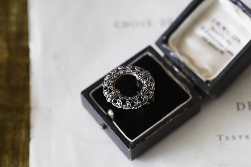 アールデコマーカサイト　シルバードレスクリップ　ヨーロッパ　アンティークストリュフ