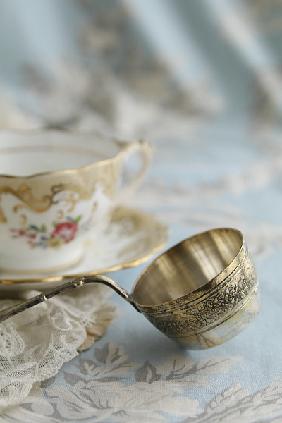 リボンレリーフのティーストレーナー　フランス　L.Gestin　アンティークストリュフ