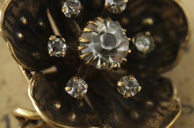 ペーストの花のブローチ　ヨーロッパ　アンティークストリュフ