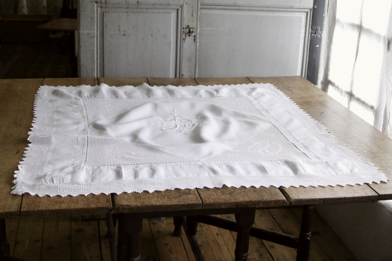 ティータイムパターン　イニシャルエンブロイダリー　リネンテーブルクロス　イギリス　アンティークストリュフ