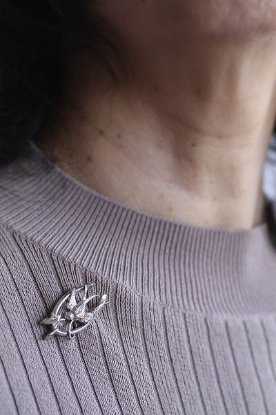 ウィッシュボーンとツバメ　スターリングシルバーブローチ　イギリス　アンティークストリュフ