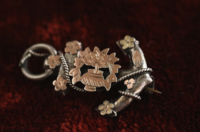 シルバー＆ゴールド　アンカーブローチ　フラワーバスケット　イギリス アンティークストリュフ