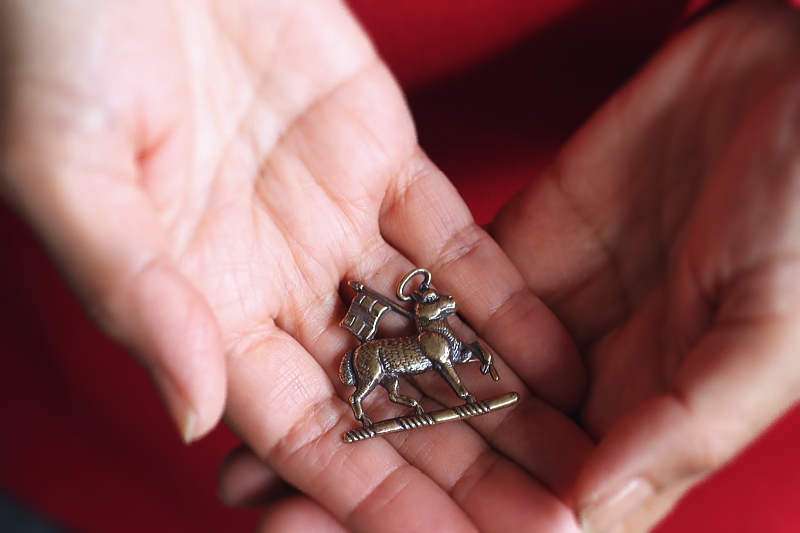 仔羊紋のメタルバッジ　イギリス アンティークストリュフ