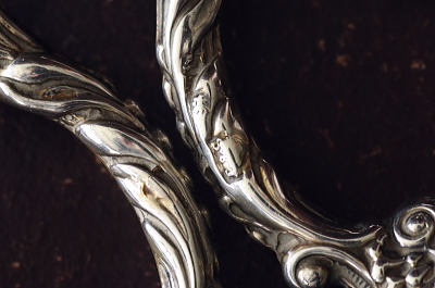 シルバーハンドルの手芸鋏　イギリス　ヴィクトリアン　アンティークストリュフ