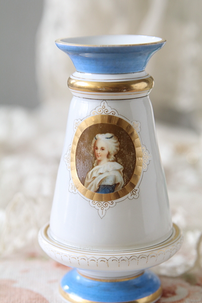 ミルクガラスのフラワーベース　マリー・アントワネット　フランス　アンティークストリュフ