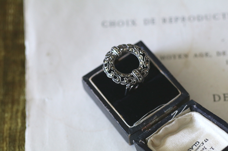 アールデコマーカサイト　シルバードレスクリップ　ヨーロッパ　アンティークストリュフ