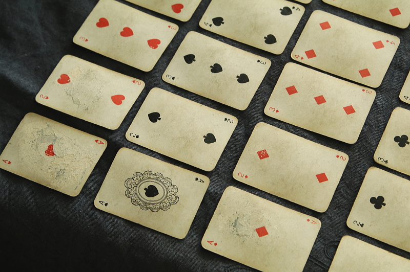 レザーケースのプレイングカード　トランプ　patience　イギリス　アンティークストリュフ