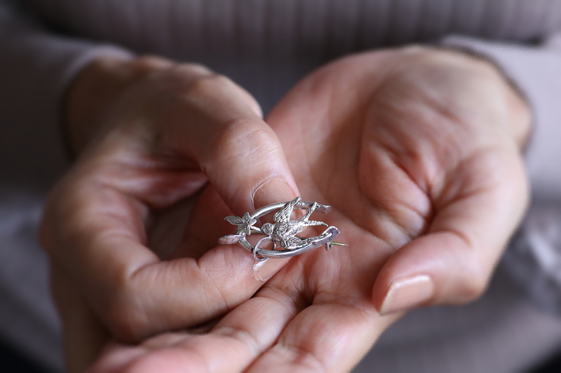 ウィッシュボーンとツバメ　スターリングシルバーブローチ　イギリス　アンティークストリュフ