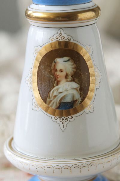 ミルクガラスのフラワーベース　マリー・アントワネット　フランス　アンティークストリュフ