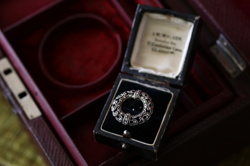 アールデコマーカサイト　シルバードレスクリップ　ヨーロッパ　アンティークストリュフ