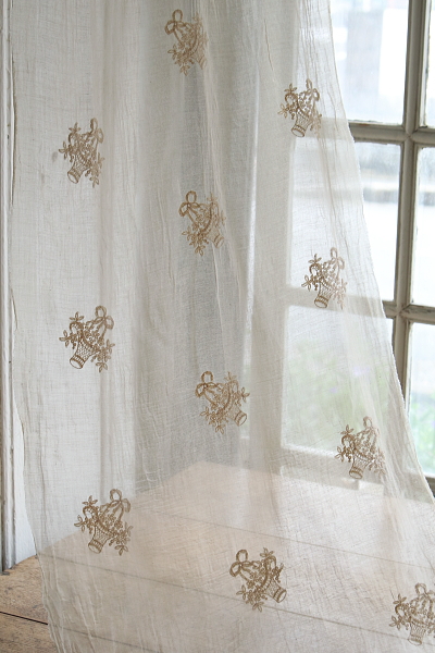 花籠の刺繍　ローンファブリック　フランス　アンティークストリュフ