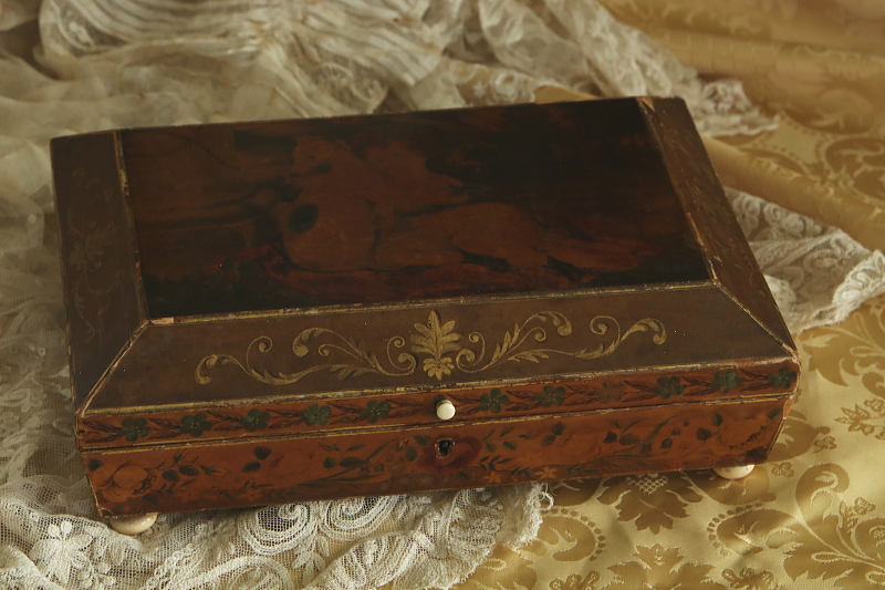 象牙の摘みの紙張りの箱　グレイハウンド　アンティークストリュフ