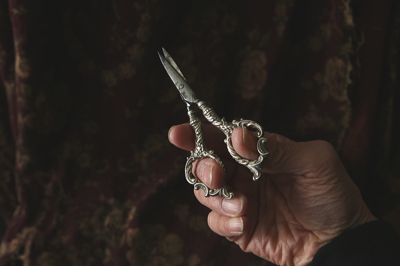 シルバーハンドルの手芸鋏　イギリス　ヴィクトリアン　アンティークストリュフ