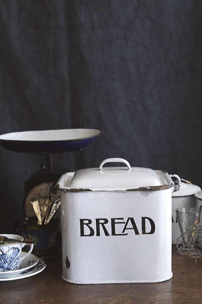 琺瑯ブレッドビン　レアスモールサイズ　イギリス　アンティークストリュフ 202602013