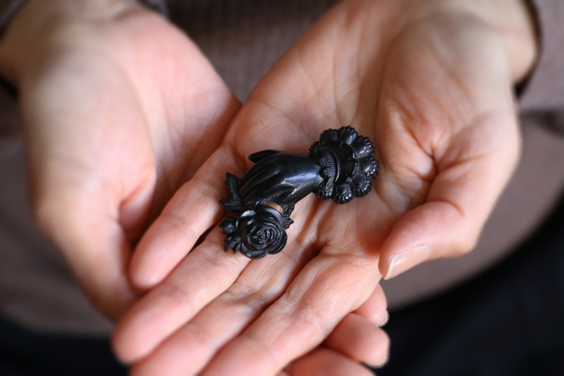 プレスドホーンブローチ　薔薇を持つ手　イギリス　アンティークストリュフ