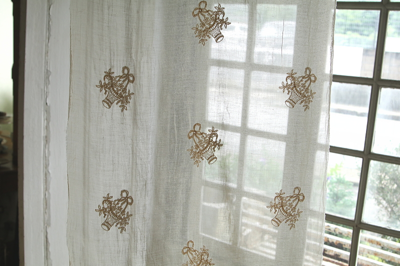 花籠の刺繍　ローンファブリック　フランス　アンティークストリュフ