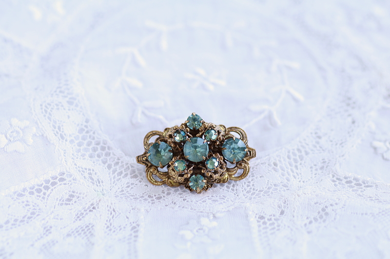 ブルーペーストブローチ　ブルージルコンガラス　チェコ　アンティークストリュフ